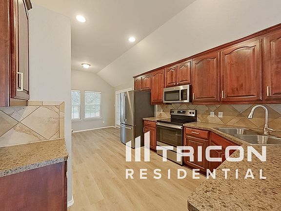 4th image of 305 Hidden Lake Ct