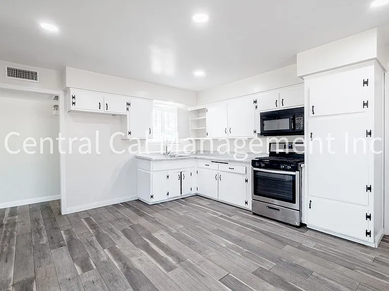 10421 Glenn St — Photo 4