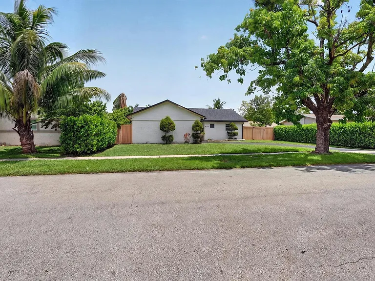 8131 NW 44th Ct — Photo 72
