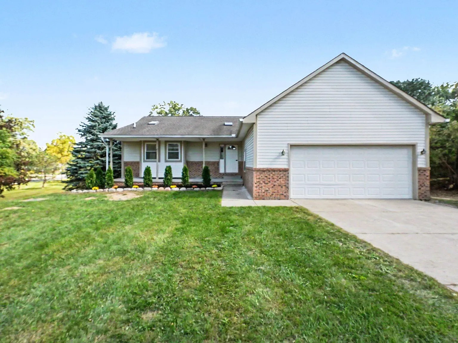 5 bed, 2.5 bath, 3149 sqft, $3,600 — Photo 2