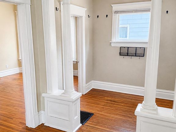 3rd image of 943 E Ermina Ave
