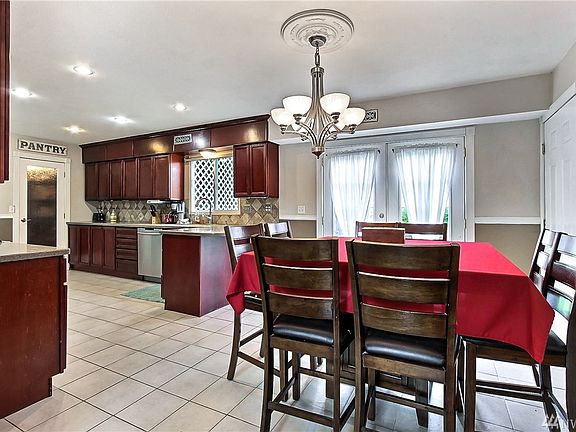 3rd image of 3920 Blossom Dr NE