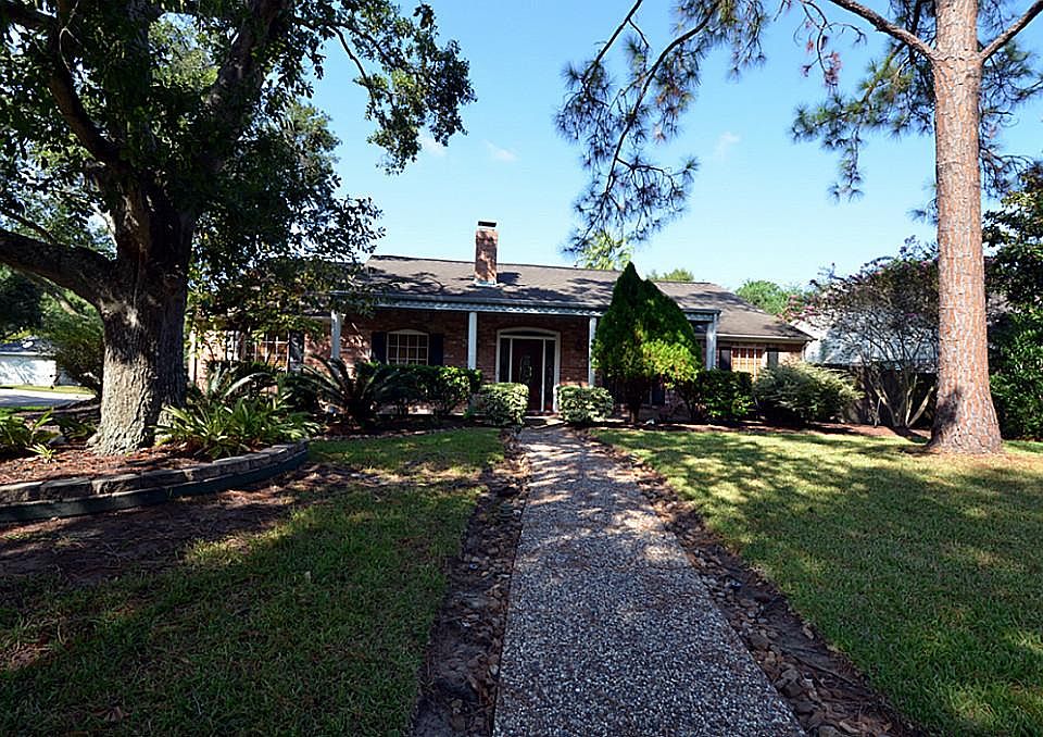 A closer look at this great home with stone walkway and great curb appeal.