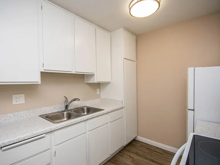 Merrywood Apartments — Photo 9