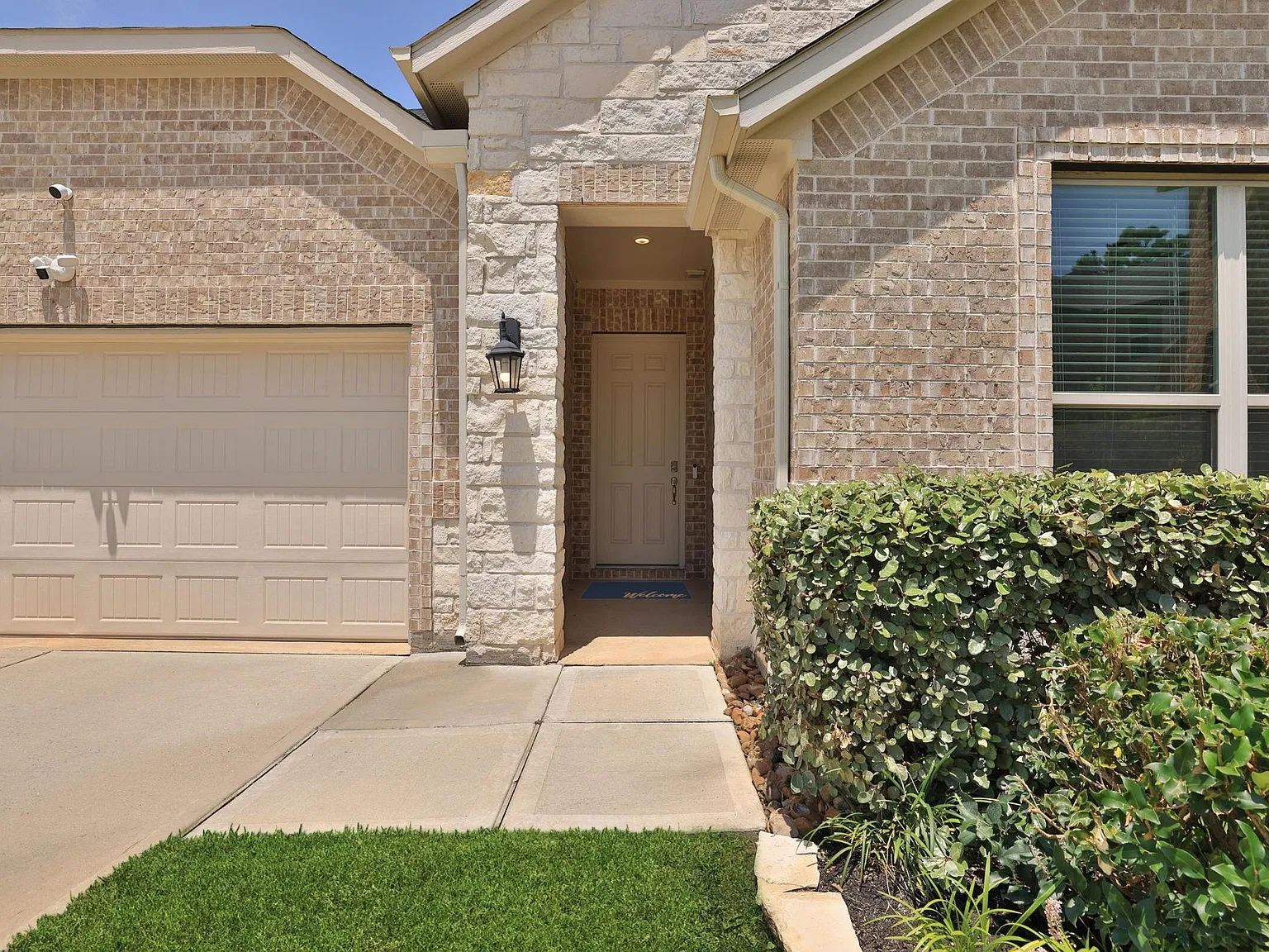 4 bed, 2.5 bath, 2243 sqft, $2,500 — Photo 4