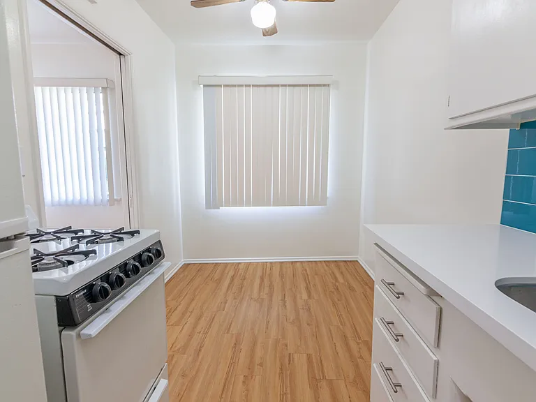 667-669 Levering — Photo 20