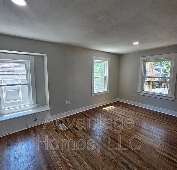 4619 Bell St — Photo 6