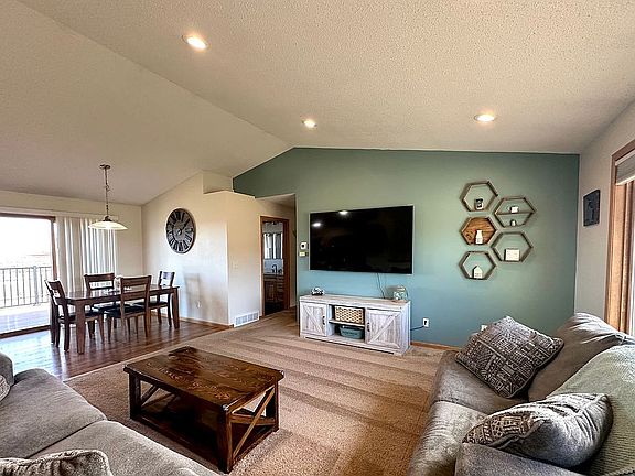 2nd image of 106 3rd Ave NE