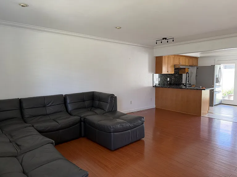8073 Worthy Dr — Photo 2