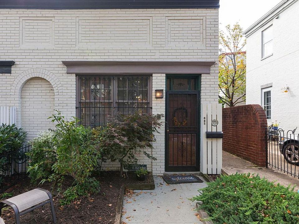 Welcome to 605 Constitution Ave NE!