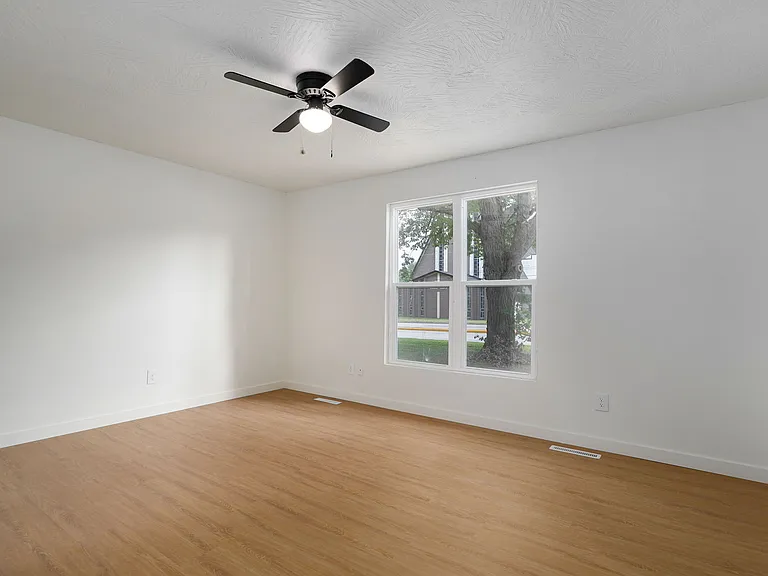 2023 E Battlefield Rd — Photo 15