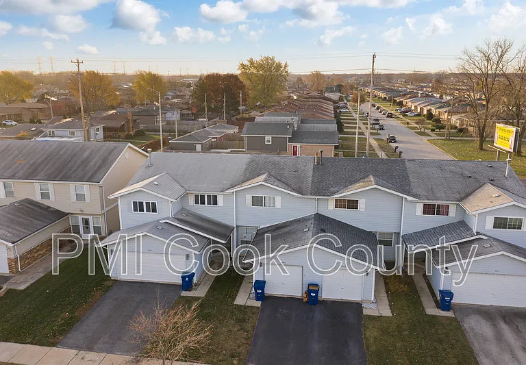 2605 E Martha Pl — Photo 2