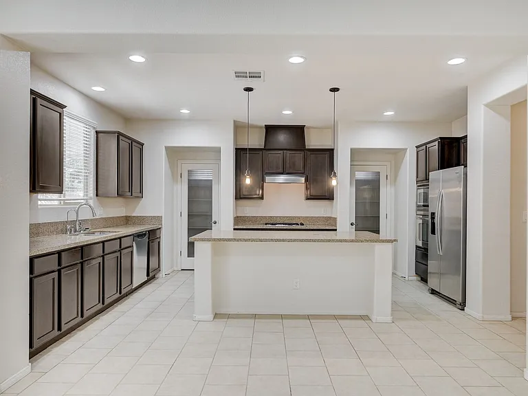 6637 Cliff Shore Ct — Photo 9