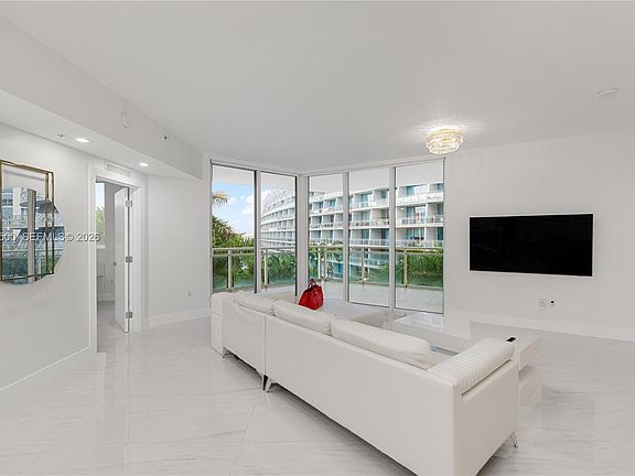 4th image of 3000 NE 188th St APT 402