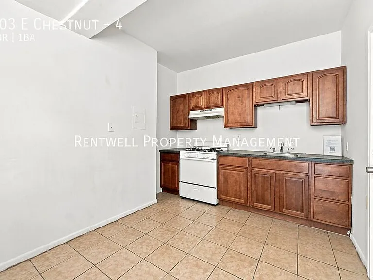 103 E Chestnut St #4 — Photo 3