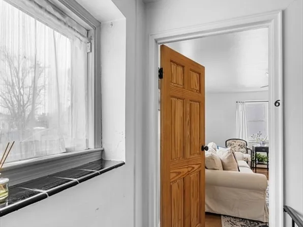 1 Boardman St APT 6, Salem, MA 01970