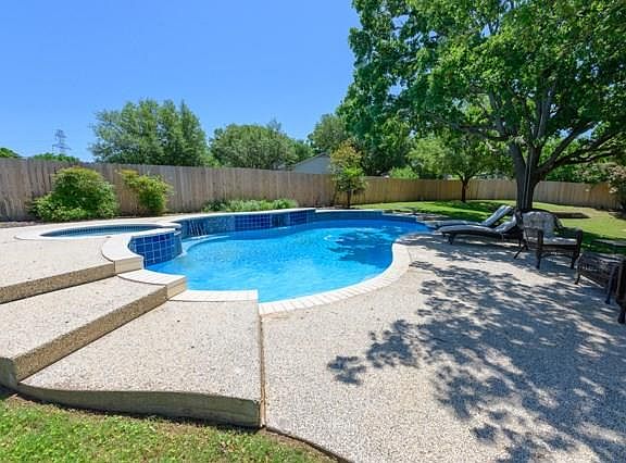 3rd image of 609 Rosewood Pl