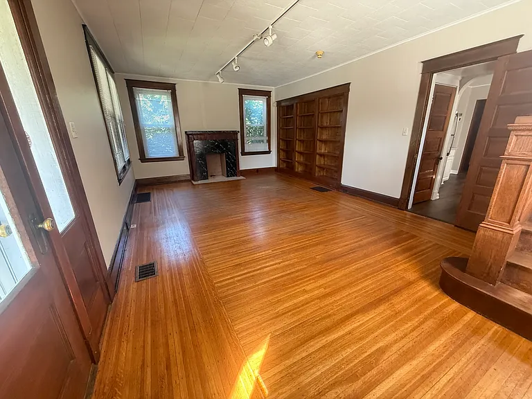 1009 Delta Ave — Photo 6