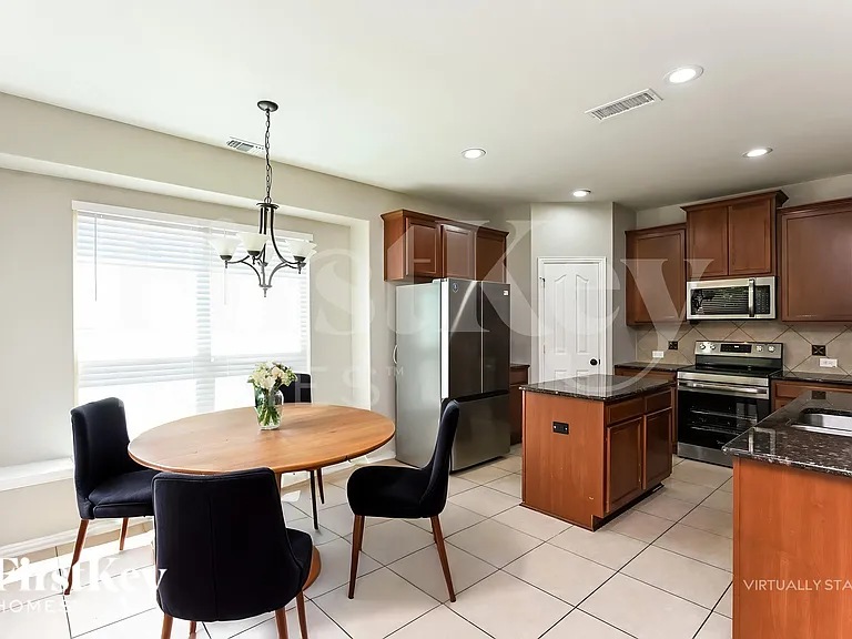 612 Celeste Ln — Photo 6