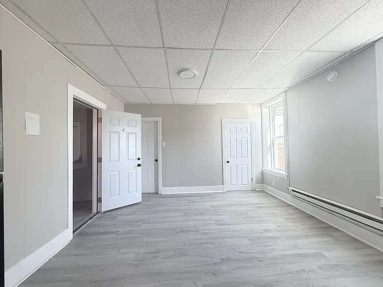100 E Market St — Photo 15