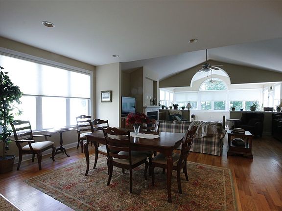 3rd image of 163 Tulip Dr