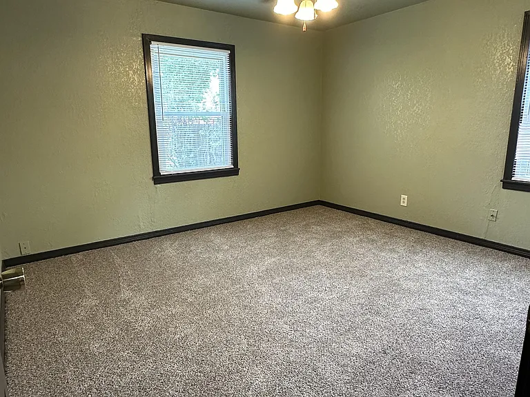 811 W Rush Ave — Photo 4