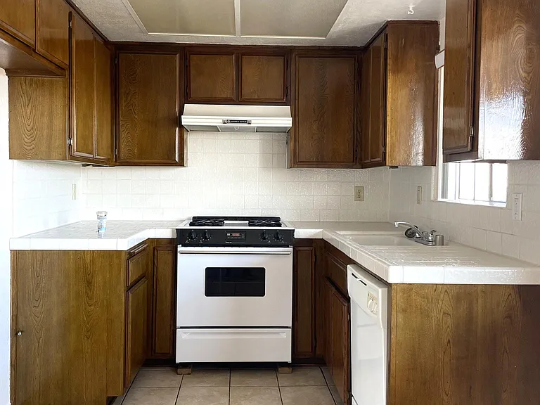 1042 W 9th St #4 — Photo 8