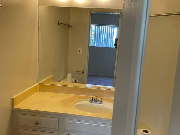 4th image of 1426 S Barrington Ave #4