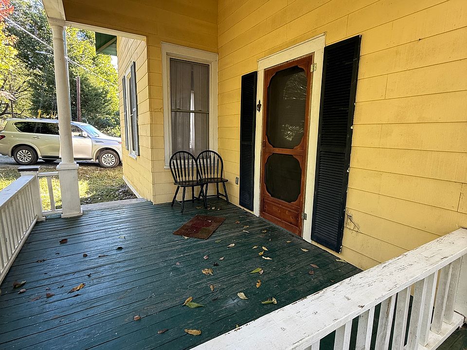 2nd image of 420 Thompson St