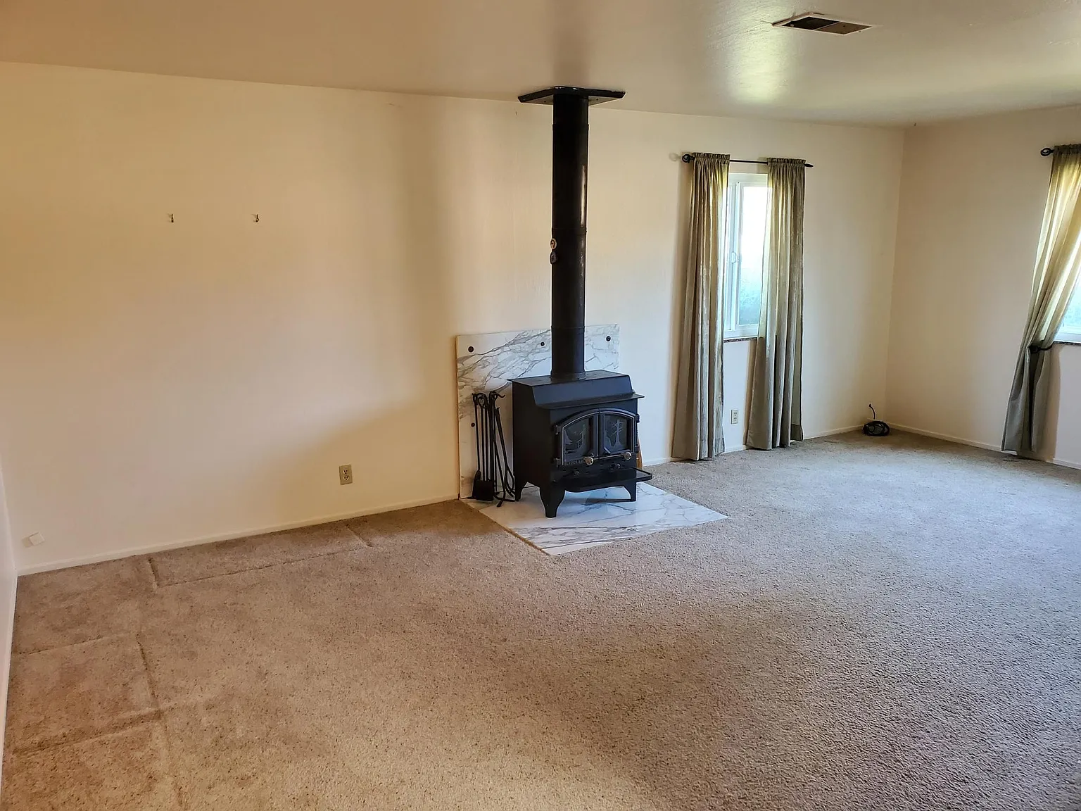 3 bed, 1600 sqft, $3,300 — Photo 2