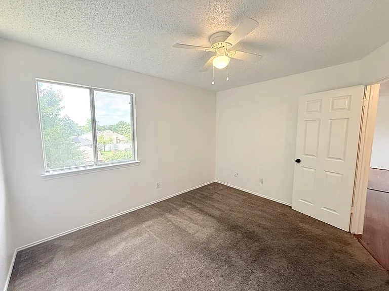 2302 Tracey Ann Ln — Photo 32