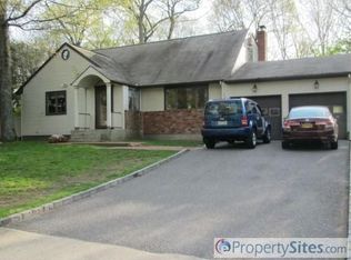 15 Sherry Ln, Selden, NY 11784