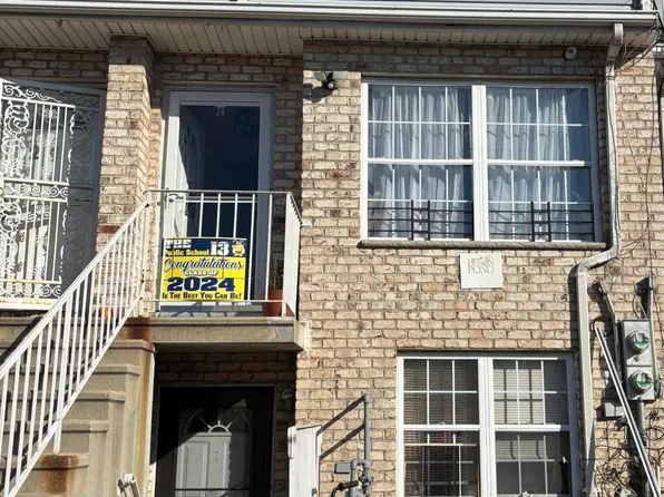 216 Pond Way, Staten Island, NY 10303