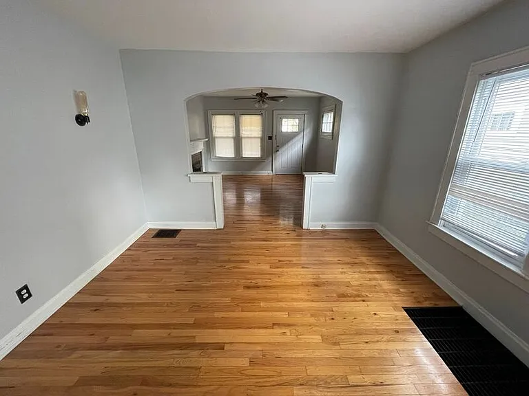 921 Thomas Rd — Photo 2