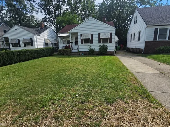 12332 Park Knoll Dr, Garfield Heights, OH 44125