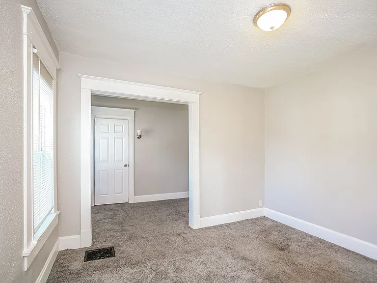 614401_023_sitting_room_13184332.jpg