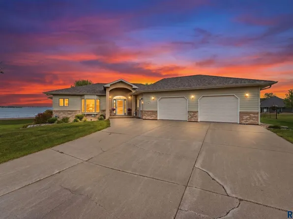 105 Lakeview Cir, Wentworth, SD 57075