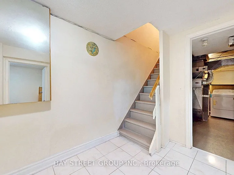 49 Pepperell Cres — Photo 2
