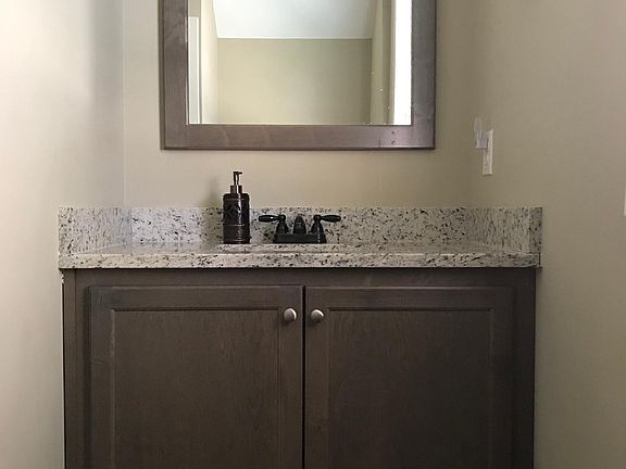 Main floor 1/2 bath