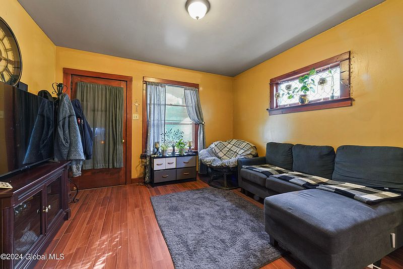4th image of 1762 Hamburg Street