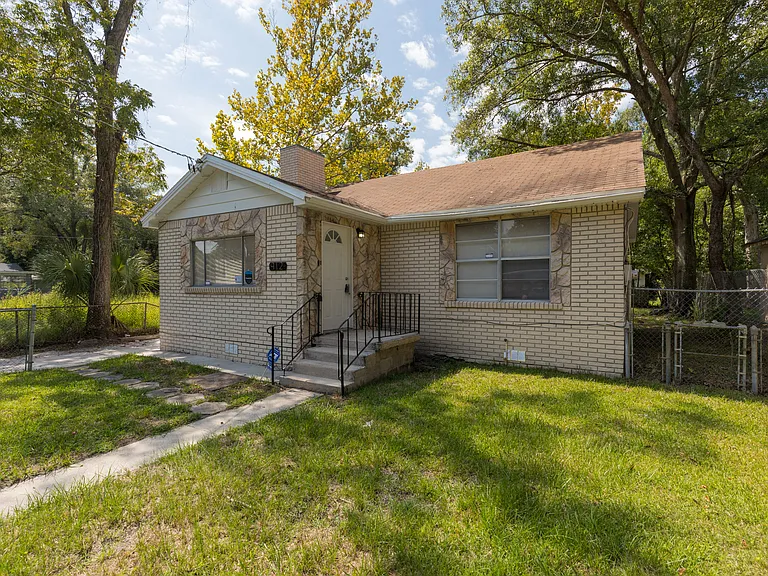 912 Huron St — Photo 1