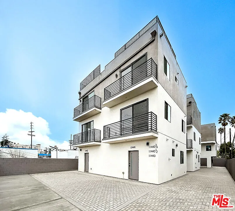 3 bed, 3.0 bath, 1184 sqft, $3,499 — Photo 2