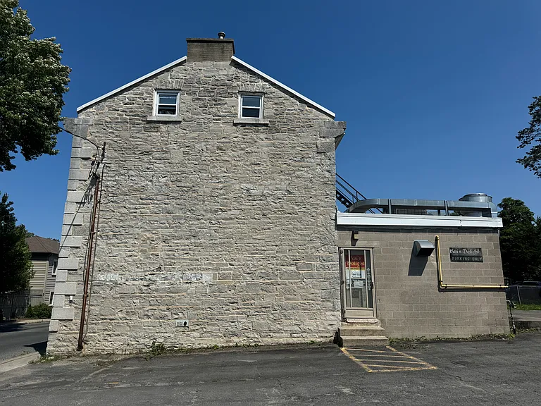 678 King St W #1 — Photo 3