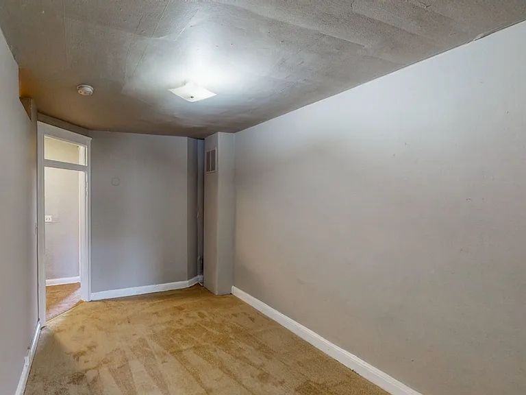 2425 Druid Hill Ave — Photo 7