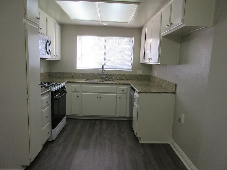 Las Flores Gardens Apartments — Photo 31