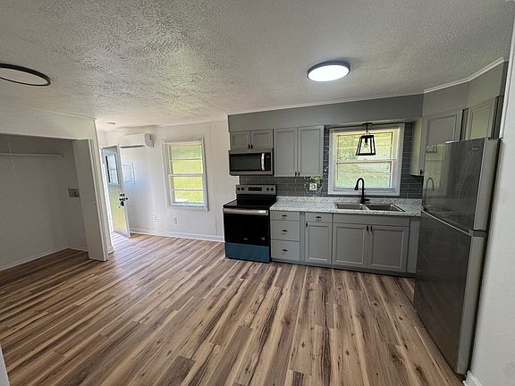 3rd image of 885 Southland Dr