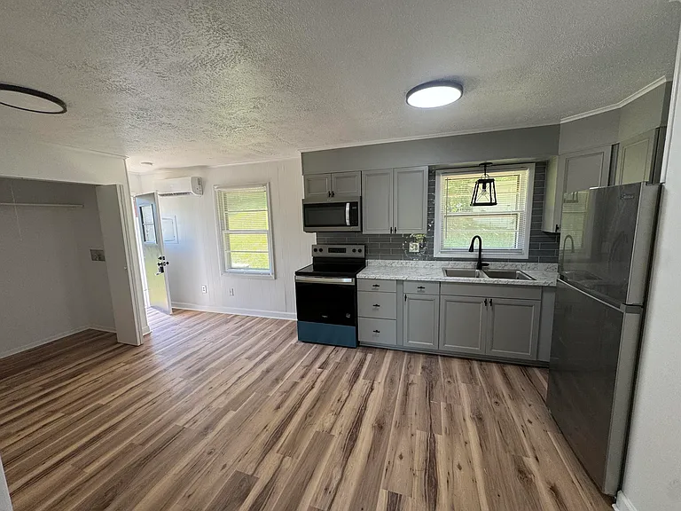 885 Southland Dr — Photo 3