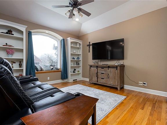 5th image of 913 Oakmont Dr