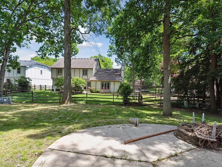 2410 Wealdstone Rd — Photo 56