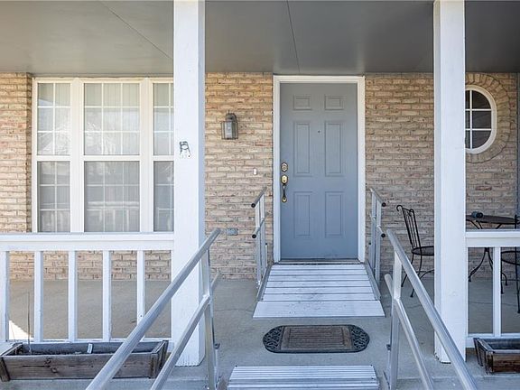 5th image of 424 Oak Wood Ln